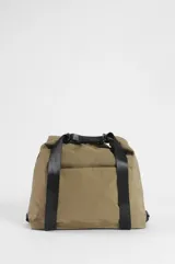 Mochila hobo color marrón claro, convertible en cartera de hombro, confeccionada en nylon. Cuenta con un compartimento principal con cierre, un bolsillo frontal con solapa y cierre de botón a presión, tiras regulables negras y un llavero colgante decorativo con cuentas coloridas y borla.