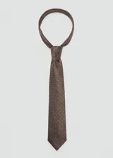 Corbata marrón con diseño geométrico de rombos pequeños en tonos oscuros.