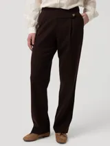 Pantalón recto de tiro alto color marrón, confeccionado con mezcla de lana y poliéster reciclado. Cuenta con pretina limpia, botón lateral decorativo y cierre invisible.
