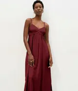 Vestido midi de corte evasé confeccionado en viscosa, con breteles finos y busto con escote corazón. Presenta espalda con lastex para un mejor ajuste.