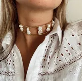 Gargantilla dorada de bronce con perlas de río irregulares.