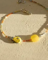 Collar corto de cuentas de colores con dije de pez de cerámica, piedras naturales y detalles en plata 925.