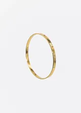 Pulsera rígida dorada de acero quirúrgico hipoalergénico con textura martillada.