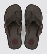 Ojotas marrones de dedo para hombre, marca Cartago, modelo Alabama. Con plantilla anatómica texturizada y tiras largas con detalle en costura.