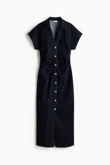 Vestido midi de denim azul oscuro, con cuello camisero, escote en V y cierre frontal de botones metálicos. Cuenta con mangas corta y frunces laterales en la cintura para un ajuste entallado.
