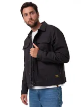 Chaqueta Caterpillar color negro de lona de algodón con forro interior de franela, cierre frontal de botones metálicos, bolsillos en el pecho con solapa y bolsillos laterales.