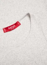 Musculosa gris claro de tejido de canalé con cuello redondo y tirantes anchos.