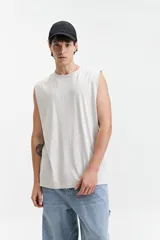 Musculosa oversize blanca de corte amplio y líneas simples, confeccionada en 100% algodón con efecto acid wash.