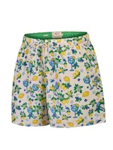 Short de baño RKF modelo Izam de color beige, con estampado veraniego de limones, copas de cóctel y arándanos. Cuenta con cintura elástica, cordón ajustable y bolsillos.