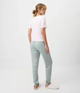 Pijama largo de dos piezas compuesto por una remera rosada de manga corta con cuello redondo y estampa frontal de texto, y un pantalón jogger con cintura elástica y estampado de cuadros vichy en tonos verdes y blancos.
