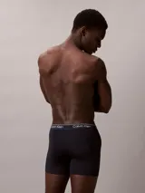 Pack de tres boxers tipo boxer brief de Calvin Klein, confeccionados en microfibra elástica suave. Presentan cintura elástica con logo de la marca y acabado que absorbe la humedad.