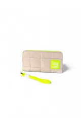 Billetera beige de diseño acolchado con costuras cuadradas, cierre perimetral en tono verde lima y tira de muñeca a juego. Incluye un parche verde lima con la inscripción 'Forever Young Roma!' en el frente.