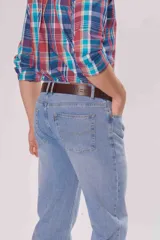 Pantalón de jean clásico de corte recto, color azul claro, con bolsillos traseros y trabillas para cinturón.