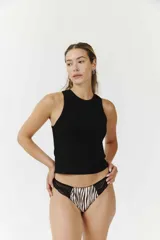 Colaless con estampado de cebra y detalle de encaje negro en los bordes.