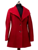 Abrigo rojo de lana con cuello amplio, solapas grandes, cierre con dos botones y bolsillos laterales.