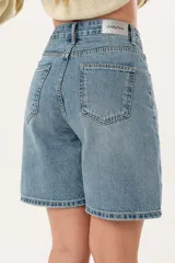 Bermuda de jean celeste, tiro alto y corte holgado.