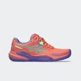 Championes de pádel Asics Gel Challenger 15 de color coral con detalles en violeta y verde lima, diseñados para ofrecer estabilidad y sujeción en la pista.