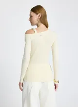 Remera de punto acanalado color beige, de corte ajustado, con escote asimétrico con detalle de tiras drapeadas y mangas largas.