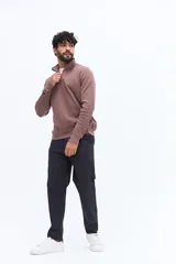 Buzo de algodón color azul marino con medio cierre frontal y cuello alto. Presenta un pequeño logo bordado en el pecho.