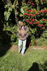 Campera con estampado azteca en tonos azul, marrón y beige, con cuello polo y cierre parcial con cremallera.