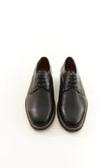 Zapato de vestir acordonado para hombre, confeccionado en 100% cuero vacuno negro con diseño clásico, punta redonda y suela con detalle de costura visible.