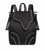 Mochila de cuero sintético negro con detalles de tachas metálicas plateadas, solapa frontal asimétrica y cordones de ajuste laterales.