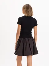 Remera de algodón pima al cuerpo, con cuello redondo y manga corta.