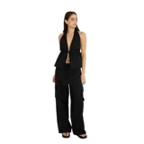 Pantalón cargo negro de corte ancho, con bolsillos laterales y cintura ajustable con cordón.
