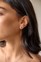 Aros colgantes de acero quirúrgico plateado con dije de piedra natural rosa en forma de lágrima.