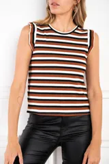 Musculosa de punto acanalado con diseño de rayas horizontales en tonos marrón, negro y blanco. Presenta cuello redondo y detalle de volados sutiles en las sisas.