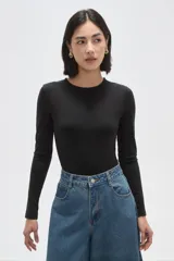 Body de manga larga confeccionado en poliamida, con diseño al cuerpo y cuello a la base.