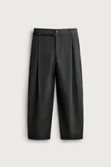 Pantalón de corte balloon fit confeccionado en tejido con viscosa. Presenta cintura ajustable con cinturón integrado, pliegues frontales, bolsillos laterales y bolsillos traseros de doble vivo. Cierre frontal con cremallera y botón.