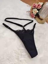 Tanga de lycra negra con detalles de encaje en la parte superior y tiras elásticas regulables en la cintura.