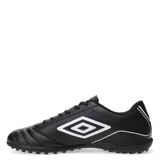 Championes de fútbol Umbro modelo Classico III TF, diseñados para césped sintético. Presentan un diseño en color blanco con detalles en negro, incluyendo el logo de la marca en el lateral y la suela con tapones bajos para mayor tracción.