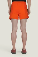 Short de baño verde con cintura elástica y cordón ajustable.