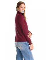 Polera de cuello alto confeccionada en tejido de punto fino, con mangas largas y detalle de tajo en los puños.