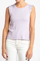 Musculosa lila de punto canalé con volados en los hombros.