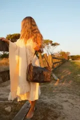 Bolso de hombro tipo hobo con textura de cuero grabado tipo cocodrilo, color marrón oscuro. Cuenta con dos bolsillos frontales con solapa y cierre, y una correa ajustable.