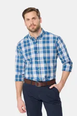 Camisa de manga larga con cuello abotonado, confeccionada en tejido de cuadros azules, blancos y beige.