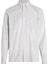 Camisa de popelín blanca con rayas verticales grises, corte regular, cuello inglés y cierre frontal con botones.