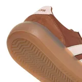 Championes urbanos Adidas modelo Barreda Decode, color marrón con detalles en rosado claro. Presentan una combinación de gamuza y material sintético, con las icónicas tres tiras laterales y suela de goma traslúcida.
