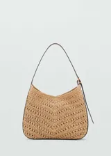 Bolso tipo hobo de tejido de fibra natural con diseño trenzado en zigzag. Cuenta con asa de hombro ajustable, cierre magnético y forro interior de poliéster.