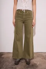 Jean de corte flare y tiro medio, confeccionado en tejido de algodón con costuras verticales decorativas en el frente y bolsillos laterales.