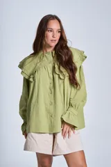Camisa color crema con doble cuello Claudine con volado y puños Oxford.