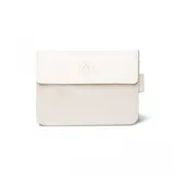 Billetera pequeña color blanco y beige brillante, con cierre magnético y capacidad para 8 tarjetas.