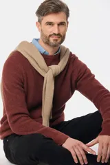 Buzo tejido de punto con escote redondo y textura estructurada. Diseño de manga larga con calce clásico.