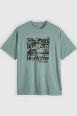 Remera verde militar de corte relajado, manga corta y cuello redondo, con estampa frontal en negro con temática de vinilos y estilo vintage.
