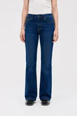 Jean de corte semi-oxford con ajuste en cintura y caderas, confeccionado en denim azul oscuro con costuras a contratono.