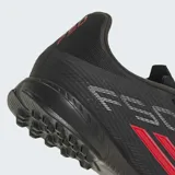 Championes de fútbol Adidas F50 League para césped artificial, color negro con detalles en rojo y blanco. Presentan un empeine de Fiberskin con estampado Sprintgrid y lengüeta envolvente para un ajuste ceñido.