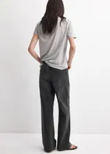 Jeans de tiro medio y corte recto en color gris oscuro con efecto lavado, diseño de cinco bolsillos y trabillas para cinturón.